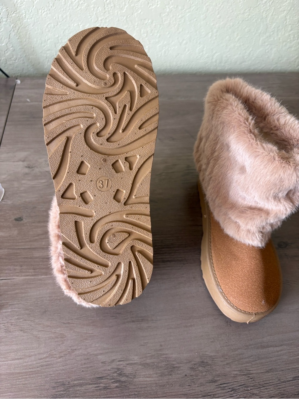 NWOT Women’s Faux Fur Winter Boots Camel Taupe EU 37 US 6.5-7 Cozy Warm Boot - Picture 2 of 4